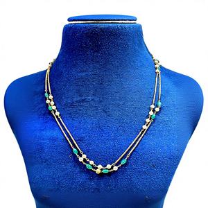 Collier indien traditionnel en or 22 carats à double rangée avec perles et pierres d'émeraude verte, disponible en OR/ARGENT/BRASS. - Product Image 1