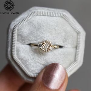 Bague de fiançailles classique pour femme en moissanite taille coussin plaqué argent et or jaune avec sertissage à griffes - Product Image 3