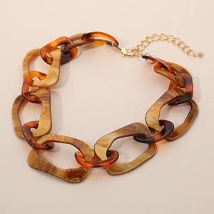 Collar de Cuentas de Resina Verde Oliva Hecho a Mano, Joyería Artística Contemporánea, Colección Boutique para Mujer - Product Image 2