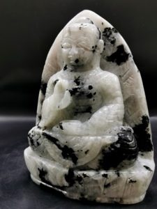 Buda de Piedra Lunar - talla artesanal del Señor Buda sereno y en meditación - Product Image 3