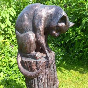 Statue de chat en bronze assis sur un tronc, sculpture en bronze artisanale sur mesure pour la décoration de ferme et l'exposition en jardin - Product Image 6