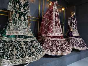 Lehenga choli farshi vérifié avec de riches broderies de mariée neuves et un large style classique à volants - Product Image 2