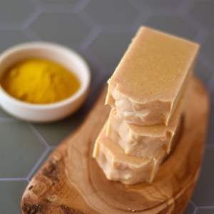 Jabón en Barra Vegano Artesanal de Cúrcuma de Primera Calidad - Ilumina y Limpia en Profundidad, Mejor Precio para Pedidos al por Mayor - Product Image 5