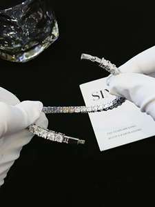 สร้อยข้อมือเทนนิสทองคำแท้ 18K ประดับเพชรขาวดำทรงบริลเลียนท์ สไตล์ฮิปฮอป สำหรับทุกเพศ เหมาะสำหรับเป็นของขวัญในโอกาสหมั้น วันครบรอบ หรืองานปาร์ตี้ พร้อมใบรับรอง IGI - Product Image 4