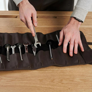 Rouleau à outils en cuir avec fermeture à pression, plusieurs poches pour outils, organiseur d'atelier portable, fournisseur de logos personnalisés à prix raisonnable - Product Image 1