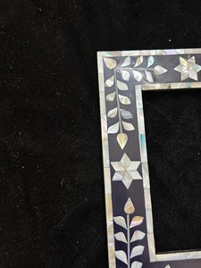 Marco de fotos floral hecho a mano de alta calidad con incrustaciones de nácar, ideal para exhibir en mesa. - Product Image 3