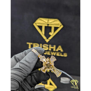 Pendentif visage de Jésus luxueux serti de diamants VVS cultivés en laboratoire, en argent sterling 925 plaqué or, par Trisha Jewels - Product Image 3