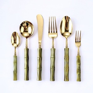 Cuchara de Resina Personalizada de Calidad de Exportación con Incrustaciones Florales, Recubierta con Material Seguro para Alimentos, para Servir Postres, Café y Té, Disponible para la Venta - Product Image 2