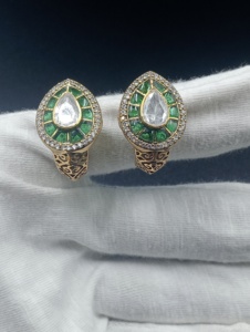 ต่างหูเงินแท้ 925 ชุบทองคำขาว ประดับคริสตัลรูปทรงลูกแพร์สีเขียว ของ Amaira Jewels เหมาะสำหรับงานแต่งงาน งานเลี้ยง และโอกาสพิเศษต่างๆ - Product Image 4