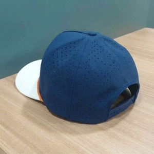 Gorra de Golf OEM Personalizada de 5 Paneles, Perforada con Corte Láser, Bordado Plano, Visera Precurvada, Estructurada, MOQ Bajo, ODM, Deportiva, para Exteriores - Product Image 5