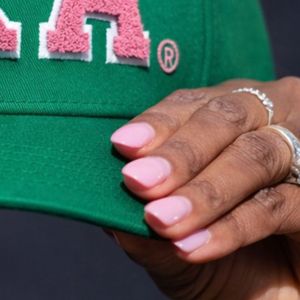 Gorra de Béisbol Bordada en Verde Personalizada con Letras AKA en Rosa, Visera Curva, Ajustable, Estilo Deportivo Informal, para Uso en Exteriores - Product Image 2