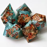 Los más vendidos y populares dados de resina para juegos de rol de mesa (TTRPGs) del año 2026, como Dungeons & Dragons y Pathfinder. al aire libre