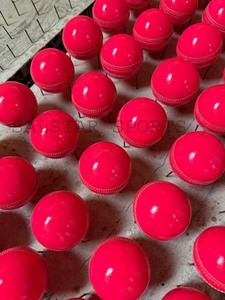 Pelota de Cricket de Cuero Duradera al por Mayor en Colores Rojo y Rosa, 156 g, Especial para Ligas y Partidos T20, Personalizable con Logotipo de Fábrica - Product Image 5