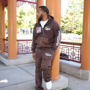 Ensemble survêtement marron à capuche pour homme, sweat-shirt et pantalon à fermeture éclair intégrale, style streetwear avec logo imprimé et poches latérales, idéal pour l'automne - Product Image 6