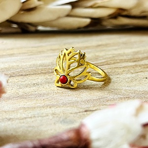 แหวนดีไซน์โบโฮลายดอกบัวสีคอรัล วงทองเหลืองสไตล์ชนเผ่า ชุบทอง 18k สำหรับผู้หญิง แหวนดอกไม้สไตล์วินเทจ สวยงาม เหมาะสำหรับขายส่ง/OEM/ODM - Product Image 3