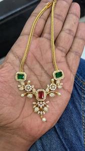 Collar moderno de cadena de oro afgano con cristales rectangulares verde esmeralda y rojo rubí en una piedra blanca floral. - Product Image 2
