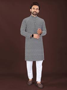 Kurta ethnique en coton de luxe pour hommes avec broderie à la main détaillée et col classique - Product Image 2