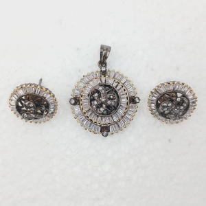 Pendentif plaqué or style Inde du Sud avec boucles d'oreilles clous, bijoux de mariée tendance, ensemble collier de mariage certifié IGI - Product Image 2