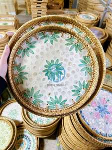 Bandeja Contemporánea de Ratán Natural con Incrustaciones Artísticas de Madreperla Floral, Marco Tejido a Mano, Bandeja Decorativa para Eventos - Product Image 2