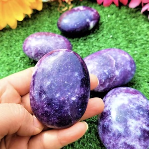 Pierre de Lepidolite Naturelle Polie Ovale, Cristal de Guérison, Pierre Précieuse Violette du Gujarat, Exportation de Cristaux Asy, Noël, Saint-Valentin - Product Image 4