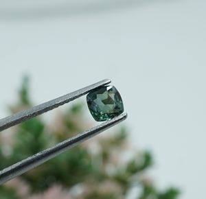 พลอยไพลินสีเขียวอมฟ้าธรรมชาติทรงคุชชั่น ขนาด 4.7x4.7x2.5 มม. น้ำหนัก 0.56 กะรัต สำหรับทำเครื่องประดับที่ไม่เหมือนใคร - Product Image 5