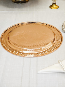 Assiette de service en cuivre artisanale avec texture martelée, décoration de table rustique et luxueuse, set de table - Product Image 3