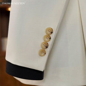 Le costume trois pièces sur mesure pour homme Prince Charmant Blanc est le joyau de la collection Lovey Dovey. - Product Image 3