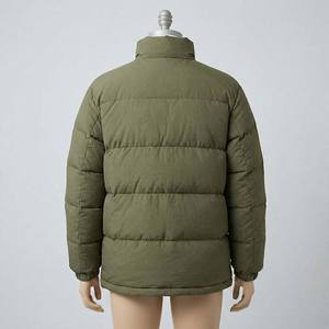 แจ็คเก็ตบอมเบอร์บุใยสังเคราะห์แบบมีซิปสำหรับผู้ชาย สไตล์ลำลองสำหรับฤดูใบไม้ร่วง  รับผลิตตามสั่งพร้อมโลโก้  สตรีทแวร์สไตล์เวสต์โคสต์ กันลม อุ่นสบาย สีเขียวมะกอก - Product Image 2