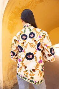 Veste pour femmes Suzani en velours de coton vert sauge, brodée multicolore, avec une sophistication rafraîchissante pour la tenue d'hiver - Product Image 5