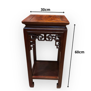 Pedestales Cuadrados Duraderos Hechos de Madera de Huong Aromática, Pulidos y Pintados, Origen Vietnam, Colocados a Ambos Lados del Altar - Product Image 6