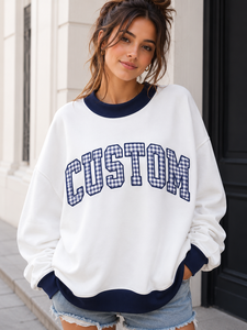 เสื้อสเวตเชิ้ตคอเต่าทรงโอเวอร์ไซส์สำหรับผู้หญิง พิมพ์ลายตัวอักษรตามสั่ง สีขาวกรมท่า ลายเรียบ ผ้าถัก โพลีเอสเตอร์/คอตตอน สำหรับฤดูหนาว - Product Image 1