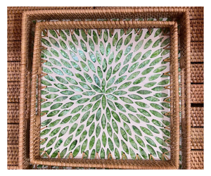 Panier de rangement carré en rotin naturel avec motif de feuilles vertes, design rustique multi-usages - Product Image 1
