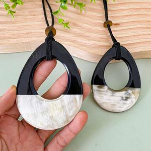 Kit de Manualidades con Colgantes de Cuerno de Búfalo - 50 Piezas con Caja de Regalo para Joyería DIY - Product Image 1