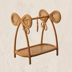 Choisissez cette élégante armoire de rangement pour enfants en rotin avec un barre de suspension robuste et une étagère de rangement inférieure. - Product Image 2