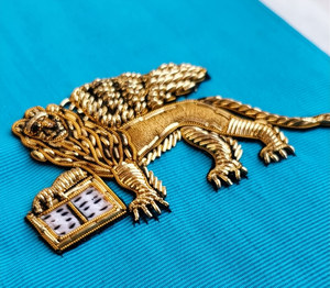 Roseta de Cuero Premium Bordada a Mano con Hilos de Oro para Ceremonia de la Logia Azul - Rito de Venecia de Maestro Sash - Memphis-Misraim - Product Image 4