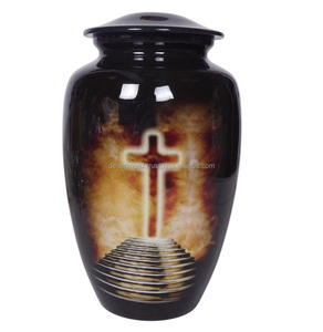 Urne funéraire moderne tendance en métal écologique avec des rayures vertes et blanches, bande en laiton noir, vase de table pour la décoration de la maison - Product Image 4