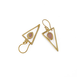 Pendientes colgantes con forma de punta de flecha triangular chapados en oro con cuarzo rosa, joyería minimalista hecha a mano, regalo de enero para novia R - Product Image 2