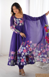 Vestido Anarkali de Seda Organza Pura Estampada con Bordado Jari de Lujo, Falda de Cuatro Metros con Corte Kali y Vuelo, y Conjunto de Pantalón con Dupatta de Encaje Gota Patti - Product Image 3