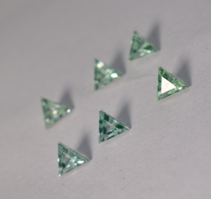 Saphir vert de laboratoire Corindon 5 mm facetté en forme de trion, qualité AAA, pierres précieuses en vrac pour la fabrication de bijoux de luxe, pierres de naissance de septembre - Product Image 5