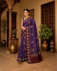 Elegante Saree de Seda Pura Color Rojo Carmesí con Patrón Ikat y Borde Negro, Saree Tradicional Indio para Fiestas, Bodas y Eventos Étnicos - Product Image 1