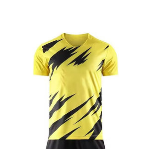Tenue de football prête à l'emploi par sublimation : maillot et short pour homme, style respirant et anti-humidité - Product Image 4