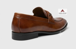Mocassins de luxe pour hommes en cuir marron à motif crocodile, à bout rond, pour tenues professionnelles et semi-formelles - Product Image 2
