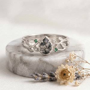 Anillo con Cabujón de Pera y Patrón de Musgo, Joyería Artesanal de Lujo, Accesorio de Moda Nupcial Alternativo, Superventas - Product Image 1