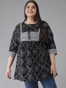 Kurti court noir en coton grande taille pour femme, imprimé Bandhej, avec col à découpe et manches trois quarts, vente en gros - Product Image 3