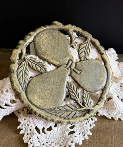Al por mayor Salvamanteles redondo de metal de latón dorado vintage con forma de pera, resistente al calor, para platos calientes y ollas, decoración de cocina - Product Image 1