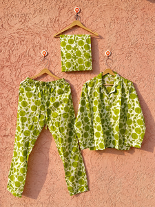 Ensemble de pyjama d'été pour femme, imprimé floral vert charmant, écologique, confortable, chemise boutonnée, pantalon assorti, pochette de voyage - Product Image 6