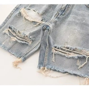 Shorts de mezclilla personalizados con efecto salpicado de pintura, desgastados, rotos, con dobladillo sin rematar, lavado vintage claro, venta al por mayor - Product Image 4
