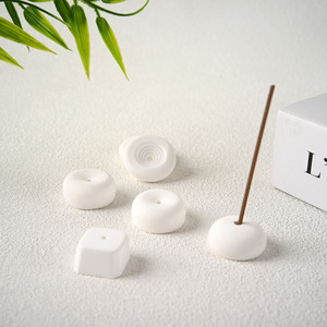 Porte-encens en céramique blanche, brûleur d'encens fait main, support minimaliste d'aromathérapie pour la méditation et la décoration intérieure - Product Image 2