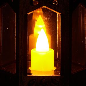 Set di 12 Lanterne LED Elettriche Senza Fiamma per Interni/Esterni, Decorazione da Parete e Portico in Vetro con Supporto in Plastica - Product Image 1