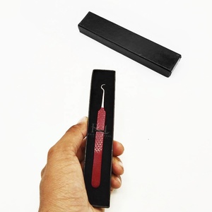 Pince à cils en acier inoxydable, couleur rouge foncé thermolaquée, avec poignée diamantée et embout argenté brillant, emballage en boîte noire. - Product Image 6